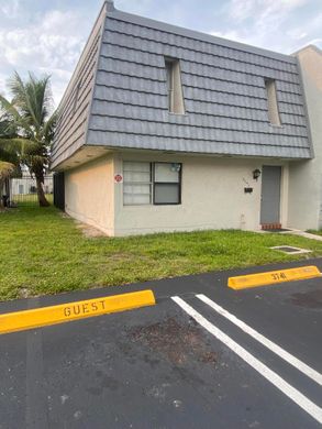Townhouse in Lauderdale Lakes, Broward County