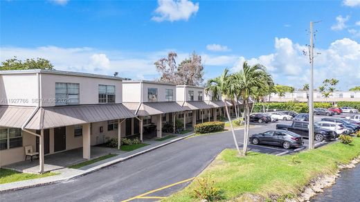 Townhouse in Oakland Park, Broward County