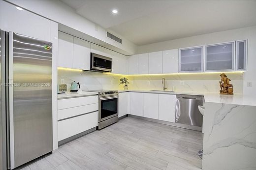 Residential complexes in Key Biscayne, Miami-Dade
