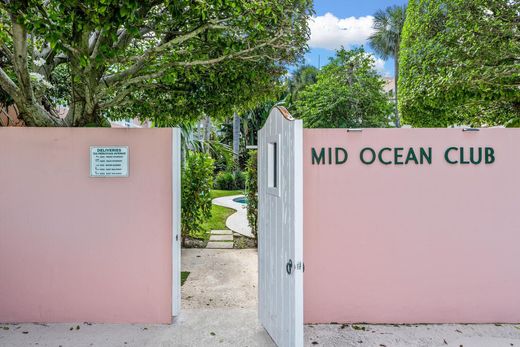 Residential complexes in Palm Beach, Florida