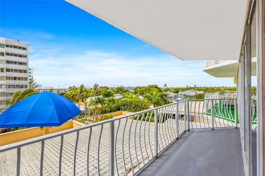 Residential complexes in North Bay Village, Miami-Dade