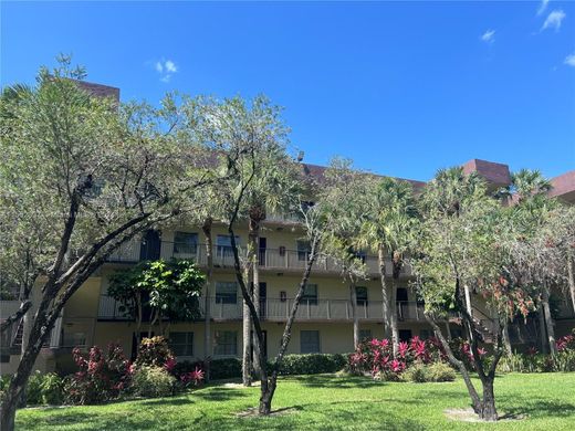 Residential complexes in Lauderdale Lakes, Broward County