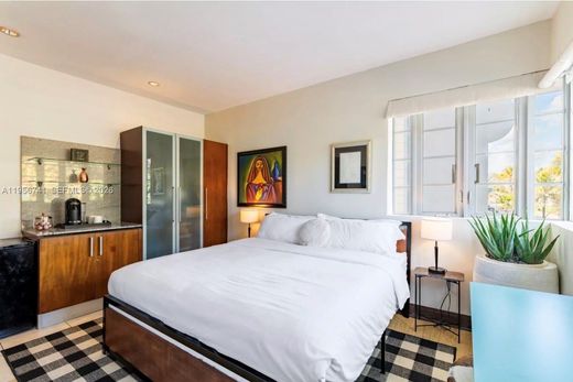 Residential complexes in Miami Beach, Miami-Dade