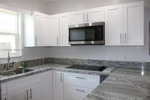 Villa - Hialeah, Miami-Dade County