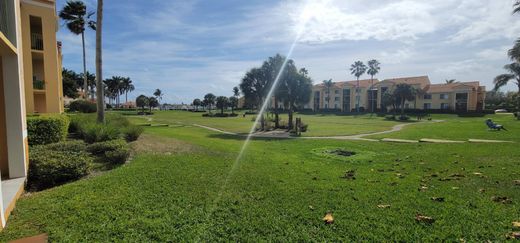 Residential complexes in Hypoluxo, Palm Beach