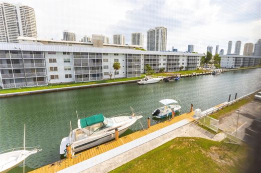 Residential complexes in North Miami Beach, Miami-Dade