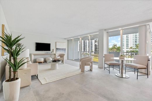 Residential complexes in Fort Lauderdale, Broward County