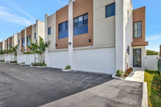 Townhouse in Oakland Park, Broward County