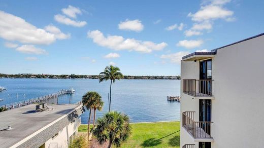 Residential complexes in Lantana, Palm Beach