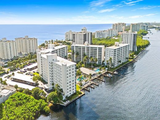 Residential complexes in Highland Beach, Palm Beach