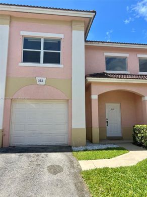 Townhouse in Palm Springs, Palm Beach