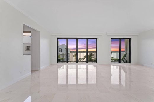 Residential complexes in Palm Beach, Florida