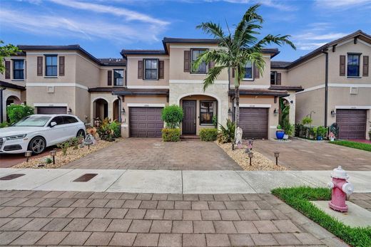 Townhouse - Hialeah, Miami-Dade County