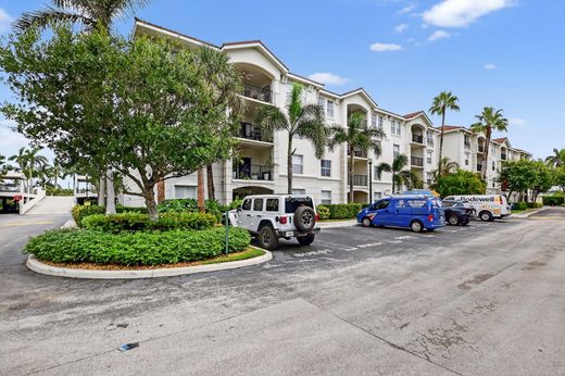 Residential complexes in Boynton Beach, Palm Beach