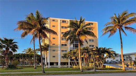 Residential complexes in Key Biscayne, Miami-Dade