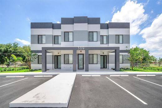 Townhouse in Hallandale, Broward County