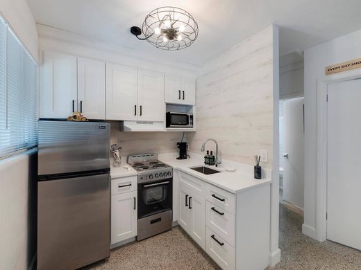 Residential complexes in Palm Beach Shores, Palm Beach