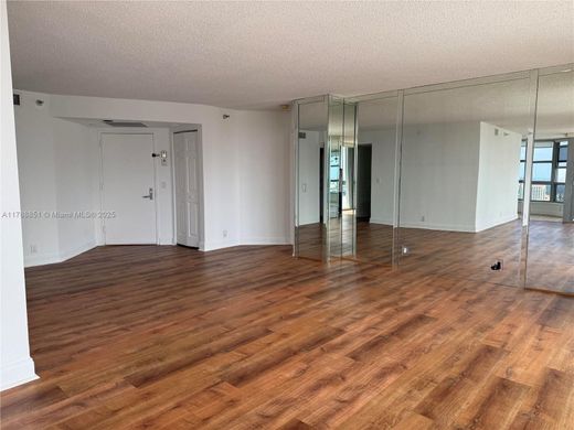 Kamienica w Aventura, Miami-Dade County