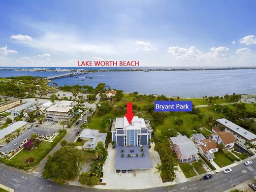 Residential complexes in Lake Worth, Palm Beach