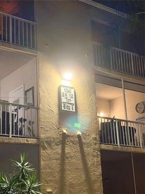 マイアミ, Miami-Dade Countyのアパートメント・コンプレックス