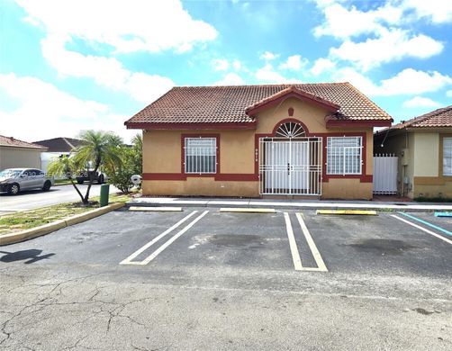 Townhouse in Hialeah Gardens, Miami-Dade