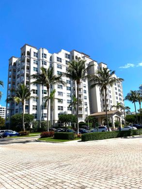 Residential complexes in Highland Beach, Palm Beach
