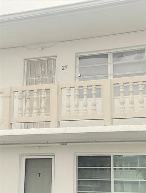 Residential complexes in Miami Gardens, Miami-Dade