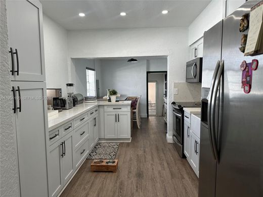 Villa - Hialeah, Miami-Dade County