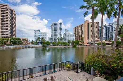 Residential complexes in Miami Beach, Miami-Dade