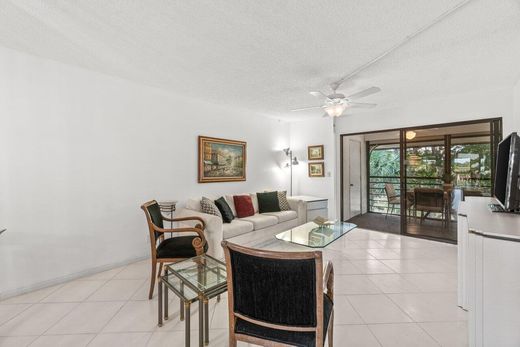 Residential complexes in Boynton Beach, Palm Beach