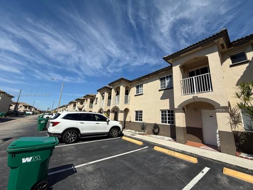 Townhouse in Hialeah Gardens, Miami-Dade