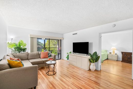 Residential complexes in Boynton Beach, Palm Beach