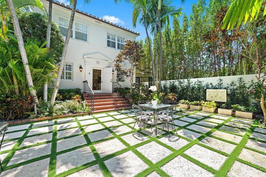Residential complexes in Palm Beach, Florida