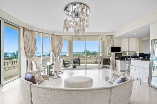 Residential complexes in Palm Beach, Florida