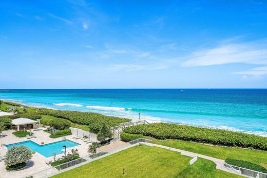 Residential complexes in Palm Beach, Florida