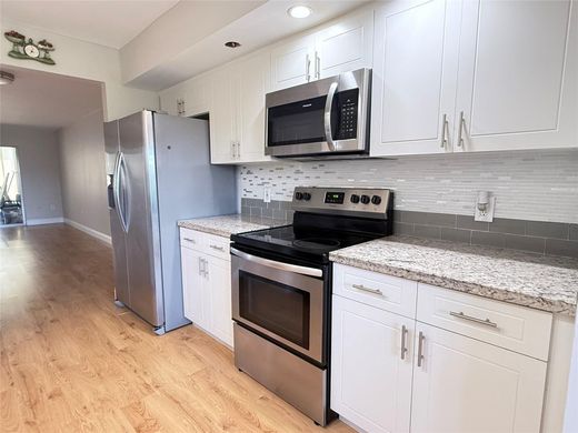 公寓楼  Pembroke Pines, Broward County