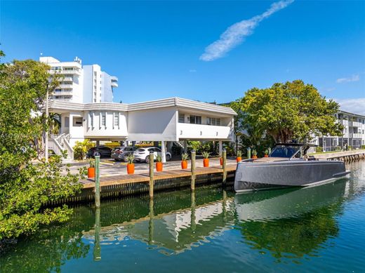 Residential complexes in North Miami, Miami-Dade