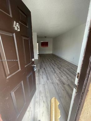 ハイアリア, Miami-Dade Countyのアパートメント・コンプレックス