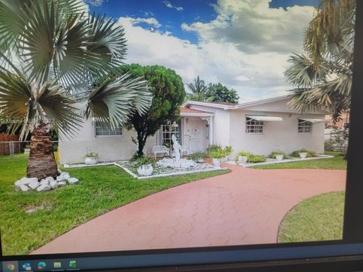 Residential complexes in Miami Gardens, Miami-Dade