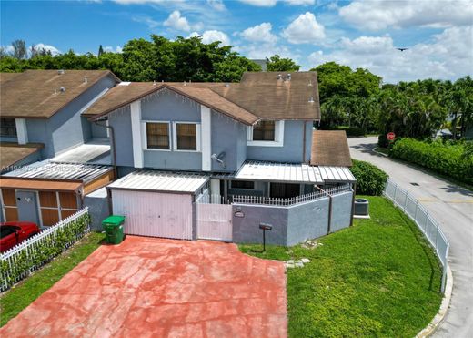 Hialeah Gardens, Miami-Dade Countyのタウンハウス