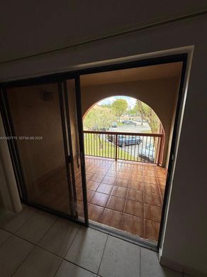 マイアミ, Miami-Dade Countyのアパートメント・コンプレックス