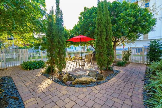 Residential complexes in Miami Beach, Miami-Dade