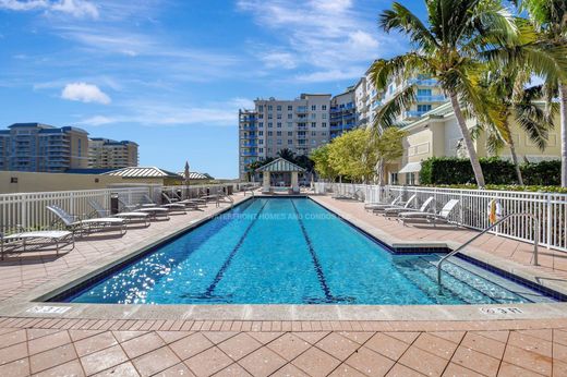 Residential complexes in Boynton Beach, Palm Beach