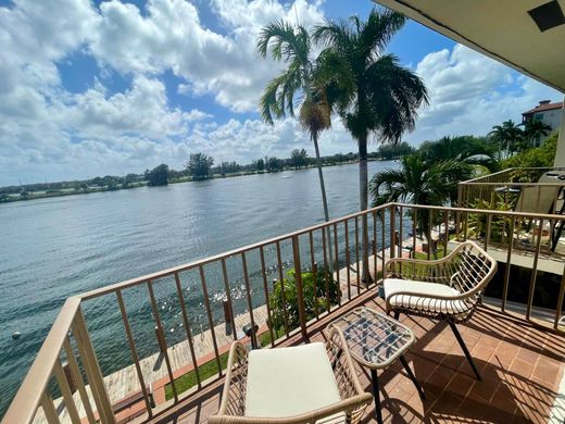 Residential complexes in Deerfield Beach, Broward County