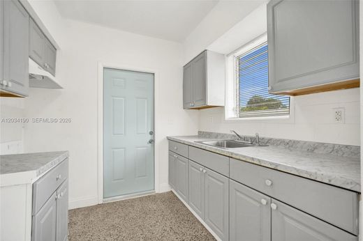 Residential complexes in Miami Beach, Miami-Dade