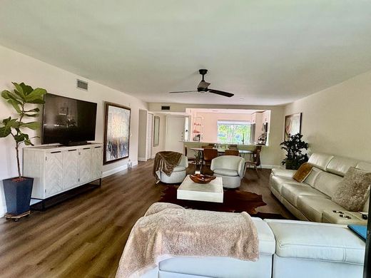 Residential complexes in Boynton Beach, Palm Beach