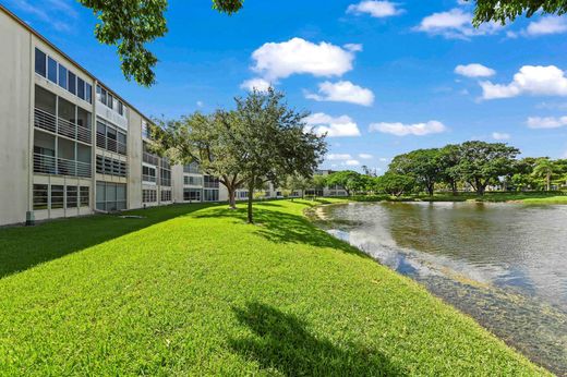 Residential complexes in Boca Raton, Palm Beach