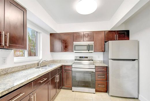 Residential complexes in Hallandale, Broward County