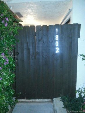 Residential complexes in Palm Springs, Palm Beach