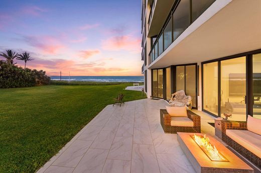 Residential complexes in Palm Beach, Florida